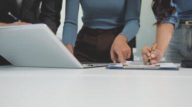 İş adamları ofiste yeni projeyi tartışıyor