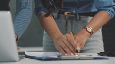 Ofiste çalışan genç iş kadını.