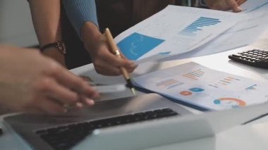 Belgelerle çalışan bir işadamı