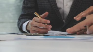 Ofiste birlikte çalışan iş adamları