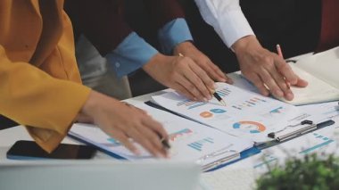 İş ekibi masada mali verileri tartışıyor..