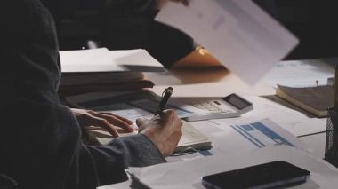 genç işadamı belgede yazıyor