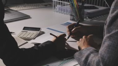 hesap makinesi ile çalışmaya işadamı