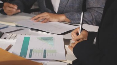 İş adamları birlikte çalışıyor.