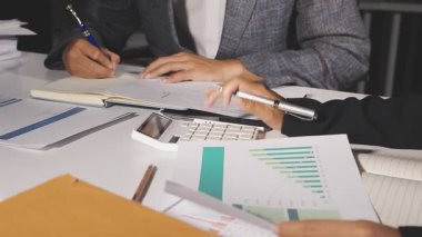 Finansal raporu çalışma iş adamı