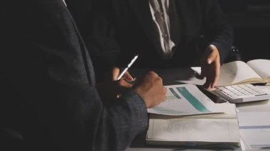 Ofiste çalışan takım elbiseli genç adam.