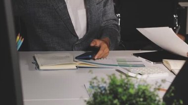 İş adamları modern ofiste toplanıyor.