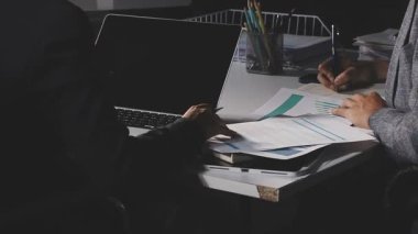 Modern ofisinde çalışan iş takım