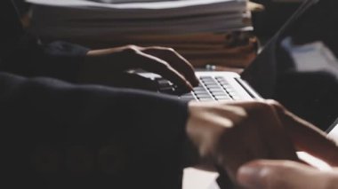 yakın plan - dizüstü bilgisayarda yazan kişinin klavyesi