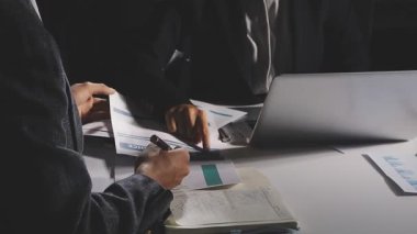 İş adamları ve işadamları ofiste belgeleri, konsepti tartışıyor