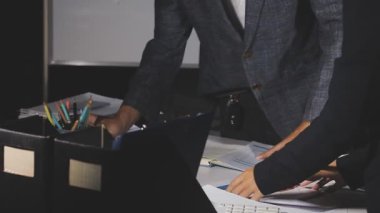 Ofisinde belgeleri olan bir işadamı.