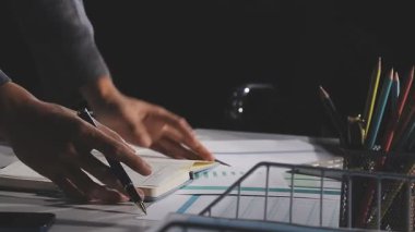 genç adam kağıda yazı