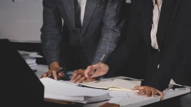 Masada çalışan bir iş adamı.