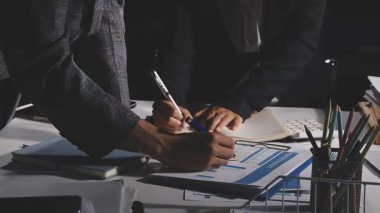 bir sözleşme imzalamadan işadamı