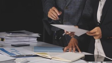 ofiste çalışan iş insanlar.