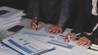 Dizüstü bilgisayarla çalışan bir iş kadınına yakın çekim.