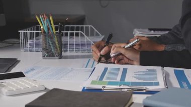 Ofisteki Kağıda Yazan Genç Adam