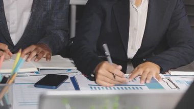 Masada finansal tabloları tartışan iş adamlarına yakından bakmak