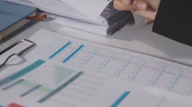 Belgelerle çalışan bir işadamı