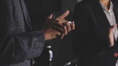 İş adamı elini sıkıyor