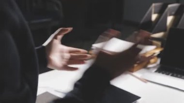 Genç adam evde çalışıyor, dizüstü bilgisayar ve defter kullanıyor..