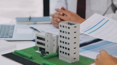 UXUI tasarımı üzerinde çalışan profesyonel bir kadın, bir arama sırasında mobil uygulama için kablolar ve modeller yaratıyor