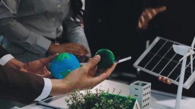 İş adamları güneş paneli tutuyor. güneş sistemi.