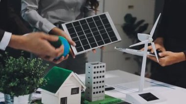 Yakın plan. Yeşil bitkisi ve güneş enerjisi modeli olan bir model tutan kadın elleri. alternatif enerji kaynağı.