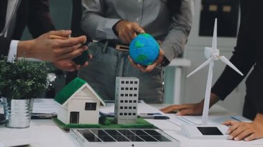 Modellik yapan bir iş ekibinin kapanışı.