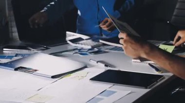 Genç adam ofiste notlar yazıyor.