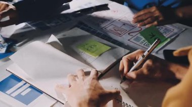 yakın plan - not tutan işadamlarının elleri