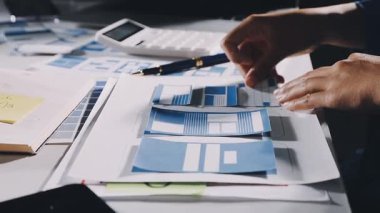 iş adamları laptop ile çalışma