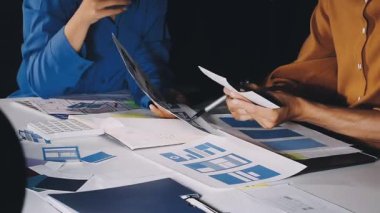 Gündelik giysiler içindeki gençler ofiste çalışıyor.