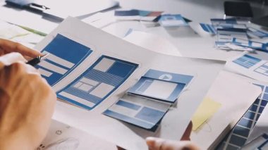 Ofiste çalışan erkek tasarımcı