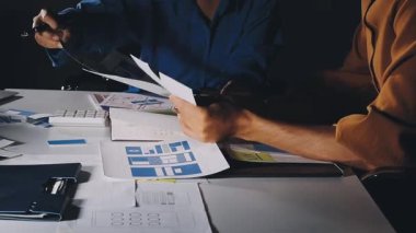 UXUI tasarımı üzerinde çalışan profesyonel bir kadın, bir arama sırasında mobil uygulama için kablolar ve modeller yaratıyor