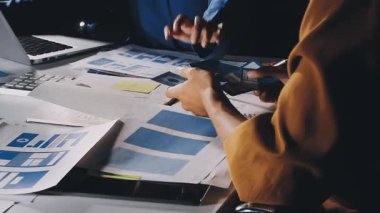 UXUI tasarımı üzerinde çalışan profesyonel bir kadın, bir arama sırasında mobil uygulama için kablolar ve modeller yaratıyor