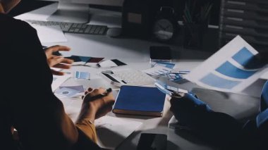 Modern ofiste çalışan genç tasarımcı.