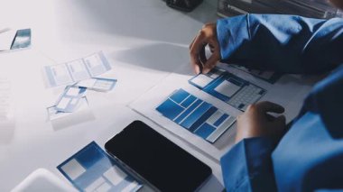 Takım elbiseli genç işadamı ofiste çalışıyor.