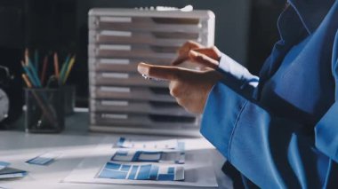 Tablet üzerinde çalışan tasarımcı