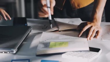 Masadaki mali belgeleri analiz eden iş adamı