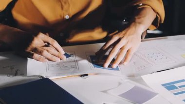 Dijital tablet ile çalışan tasarımcı