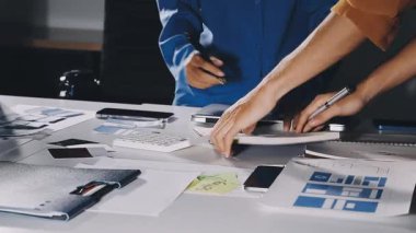 Ofiste çalışan tasarımcı, cep telefonu kullanıyor