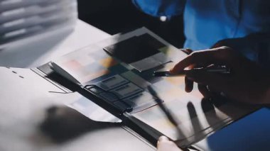 Kapalı - kağıt üzerinde kalem ve yazı tutan bir adamın elleri