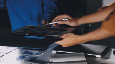 Cep telefonu kullanan tasarımcı