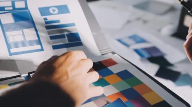 Ofis masasında tablet ve dijital tabletle çalışan grafik tasarımcısı