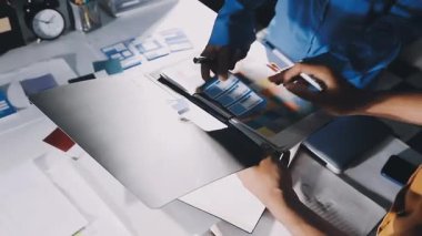 Tasarımcı, ofisinde taslak olan tablet bilgisayarı üzerinde çalışıyor