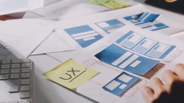 adam dizüstü bilgisayar ve dijital tabletle çalışıyor