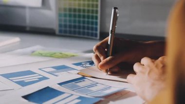 yakın çekim - beyaz bir çarşafta bir kalem tutan erkek elleri