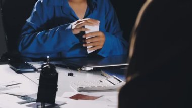 Ofiste cep telefonu kullanan bir kadının elini kapat..