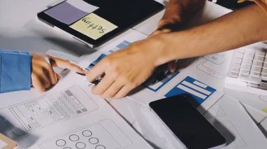 Ekibiyle birlikte proje üzerinde çalışan genç adama yakın durun..